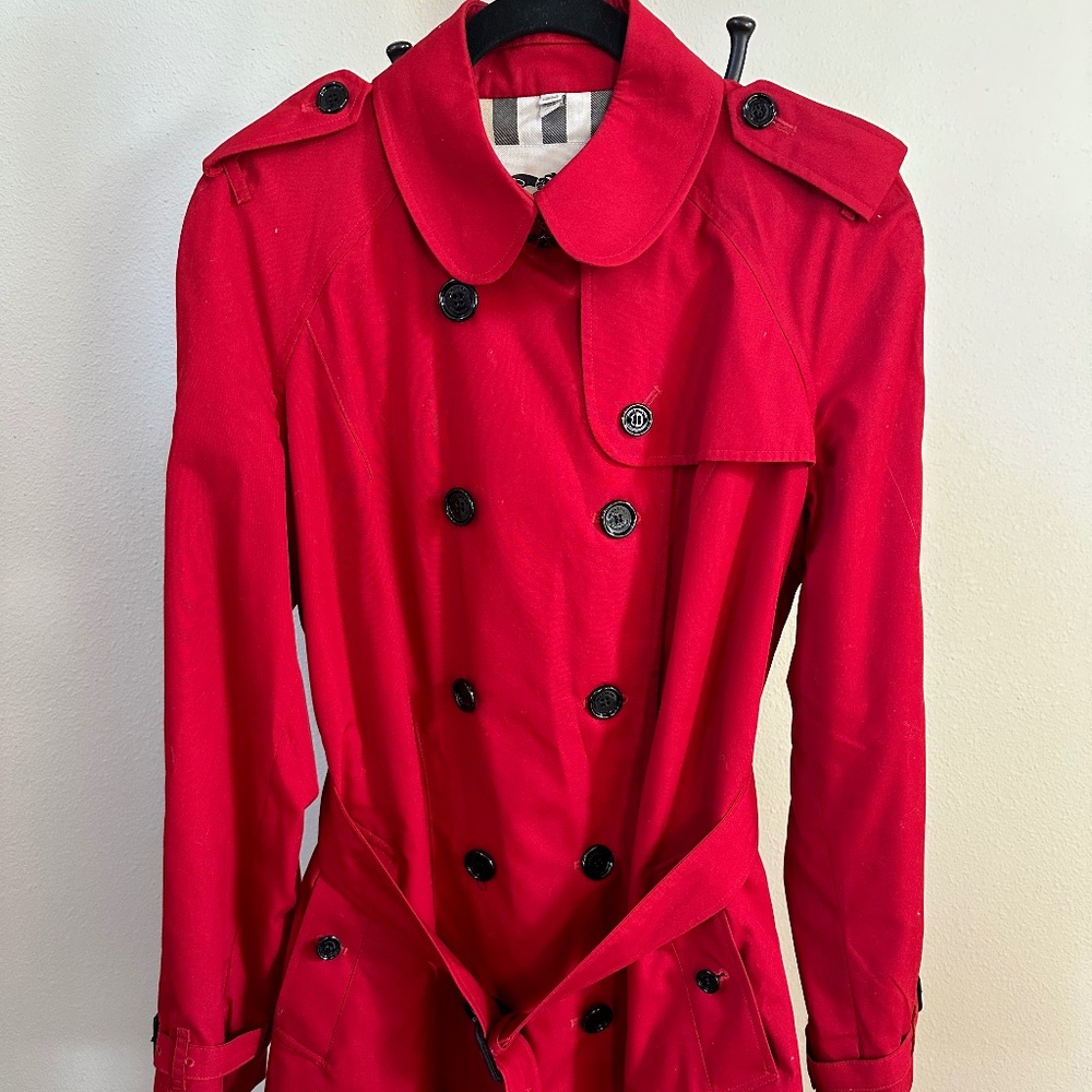 Burberry short Women's belted trench in Red, size 14